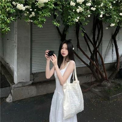 圆月映花都